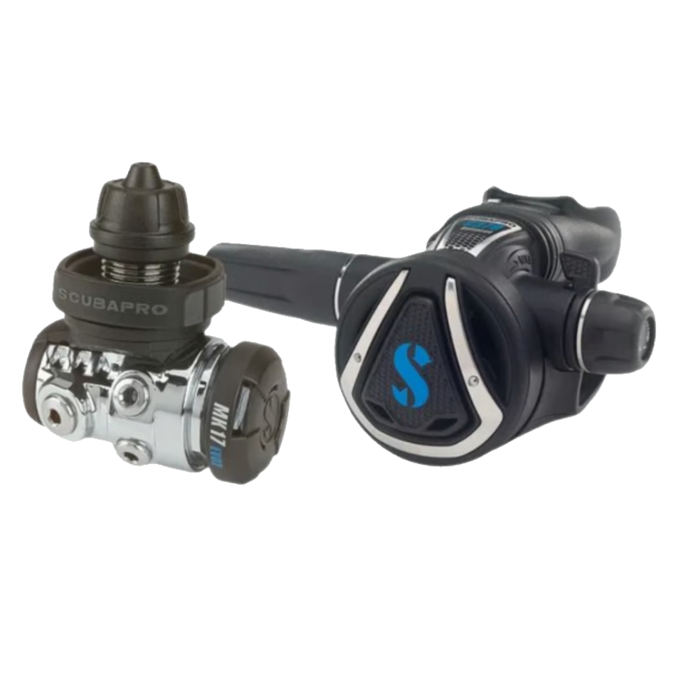 Erogatore per subacquea MK17 EVO 2 - C370 di Scubapro, colore nero, logo blu. Vista prospettica